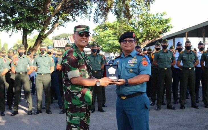 Kepala Muspusdirla Kolonel Sus Yuto Nugroho saat menerima kunjungan siswa PaPK TNI dipimpin Kolonel Laut Pelaut Taman Sembiring di Yogyakarta 