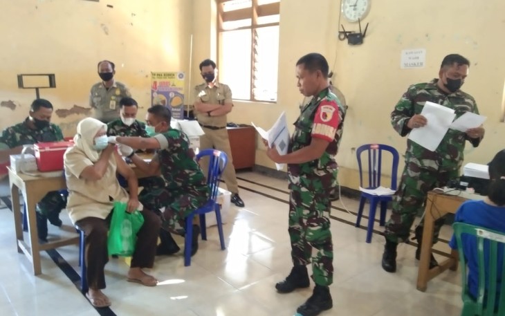 Vaksinasi masyarakat di pendopo desa Bibrik
