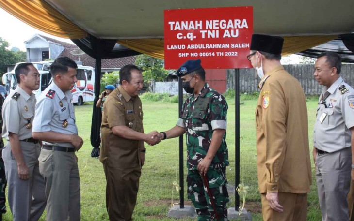 Kadislog lanud abd saleh saat clear and clear aset tanah di desa Patrang