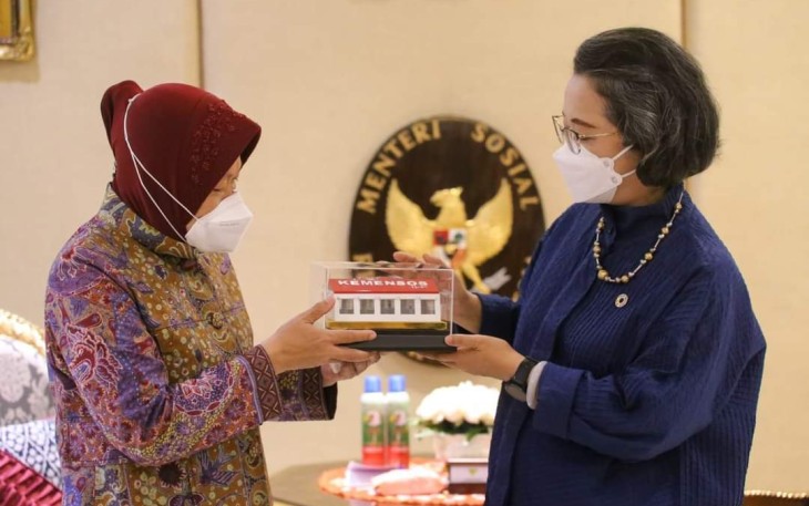 Mensos Tri Rismaharini saat memberikan cenderamata ke Armida Salsiah di Jakarta 