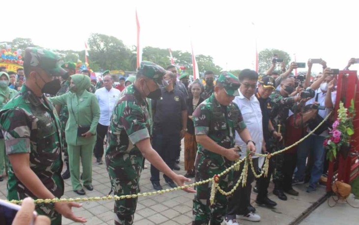 Kasad saat gunting pita resmikan stadion sepak bola Jenderal Besar Soedirman Cilacap 