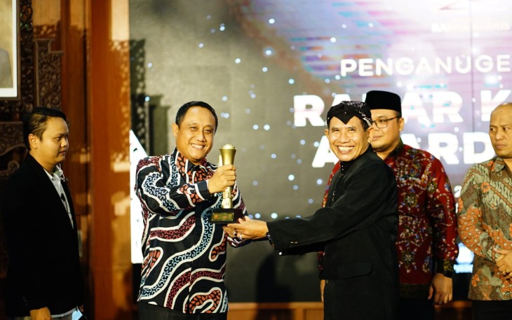  Penghargaan Pelopor Pengembangan Olahraga diberikan kepada Wakil Bupati Pati Saiful Arifin 