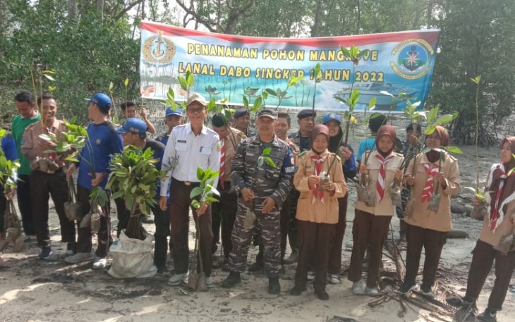 Lanal Dabo Singkep saat Tanam Ribuan Bibit Mangrove di Singkep Pesisir