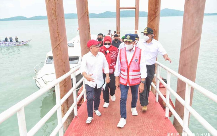 Kemenhub saat meninjau pelabuhan Bangka