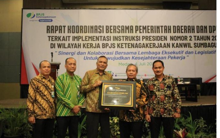 BPJS Ketenagakerjaan Kanwil Sumbagut saat Berikan Piagam Kepada Bupati Labuhanbatu