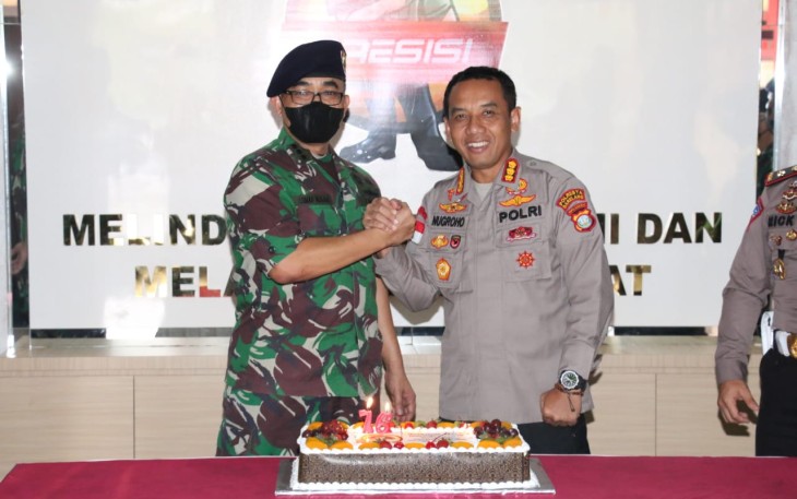 Bakamla Kota Batam saat Beri Kejutan Kue Ulang Tahun ke Polresta Barelang di Hari Bhayangkara ke-76