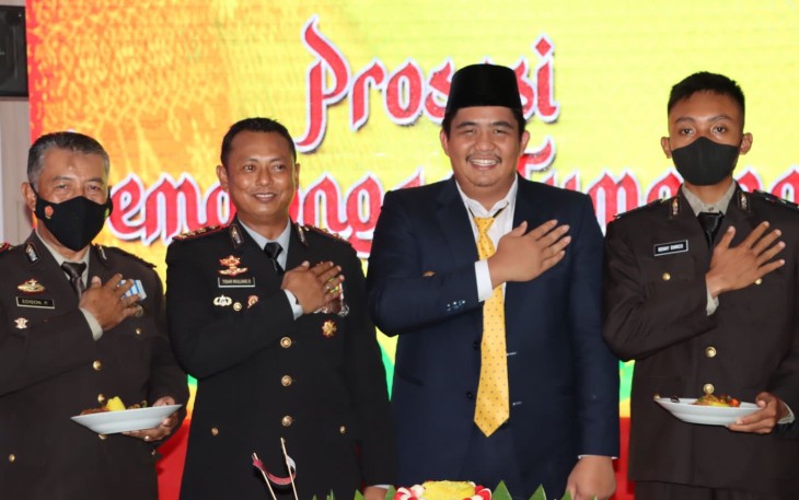 Plt Bupati Bintan Roby Kurniawan bersama Ketua DPRD Bintan serta unsur FKPD Bintan lainnya saat menghadiri Upacara Peringatan HUT Bhayangkara ke 76, Selasa (05/07) di Halaman Mapolres Bintan.