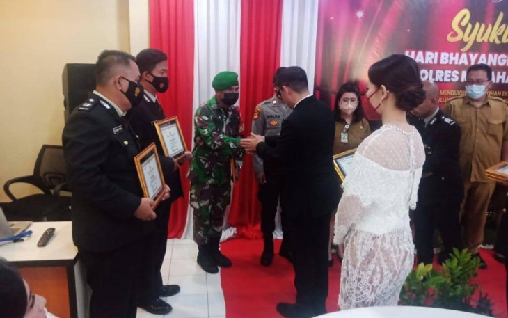 Personil Kodim 1310/Bitung saat menerima penghargaan pada peringatan HUT Bhayangkara Ke-76
