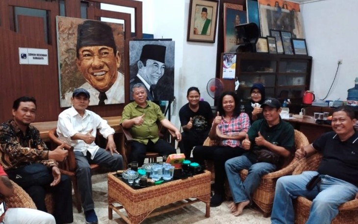 Ketua DPRD Jawa Timur (Jatim) Kusnadi, bersilaturahmi dengan para seniman di Kantor Dewan Kesenian Surabaya (DKS), Kompleks Balai Pemuda, Selasa (5/7) kemarin.