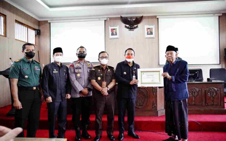 Wabup Safin mewakili Bupati Pati menerima piagam penghargaan n