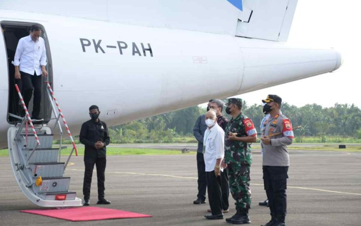 Danrem 023/KS saat menyambut Presiden RI 