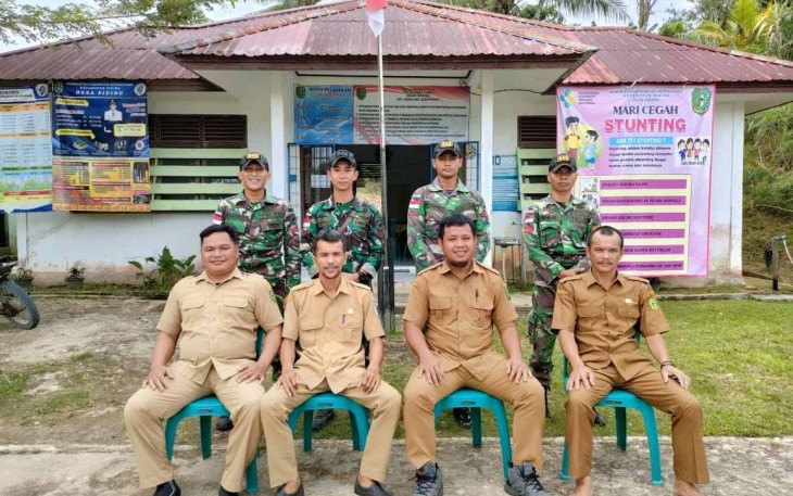Foto bersama pejabat desa Siding