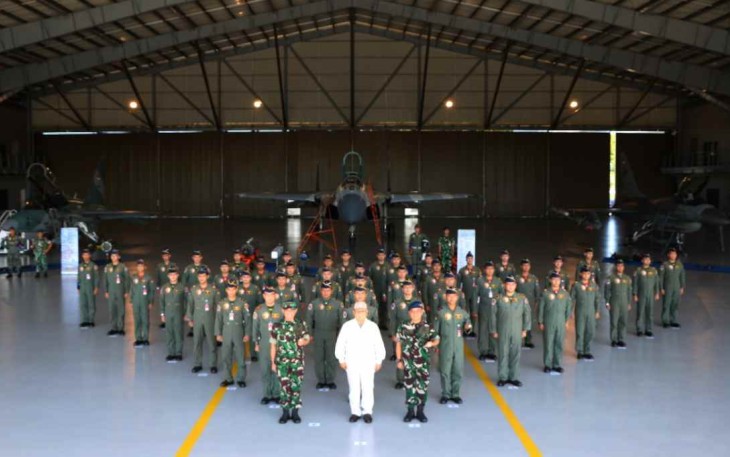 Menhan RI Prabowo Subianto foto bersama jajaran Lanud Iswahjudi 