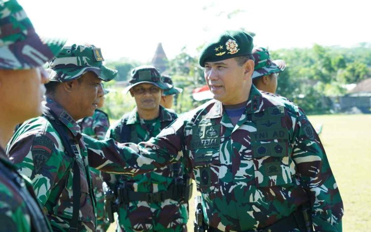 Pangdiv 2 Kostrad saat memberikan motivasi prajurit Yonarmed 1/Ajusta Yudha Kostrad