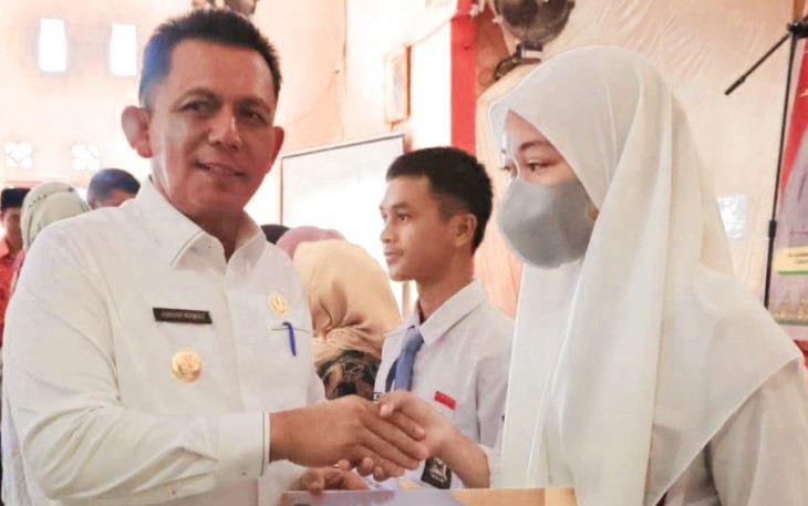 Gubernur Prov Kepri H. Ansar Ahmad SE.MM saat Berikan Bantuan RT dan RW di Palmatak dan Tarempa