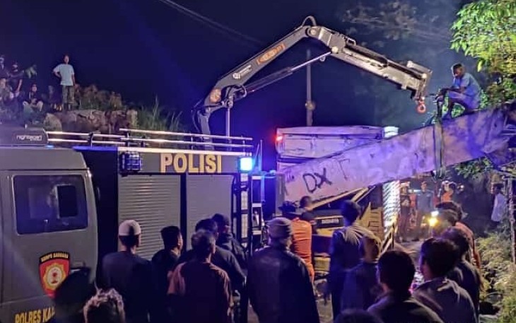 Upaya evakuasi terhadap truk box yang  menabrak dan tertimpa jembatan cor talang air Jalan dr Suharso, Kampung Lingkungan, Kelurahan Jungke, Kabupaten Karanganyar, Sabtu (9/7/2022) malam. (Foto : Istimewa).