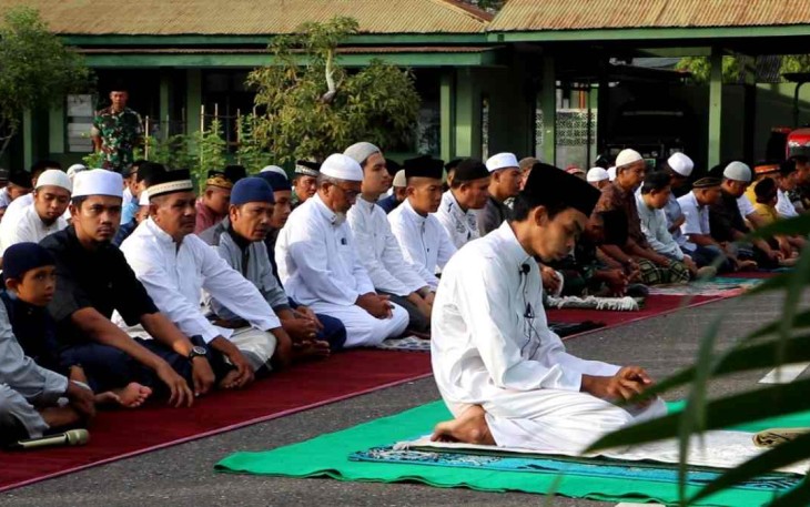Salat idul adha di lapangan upacara Makodim 0104/Atim