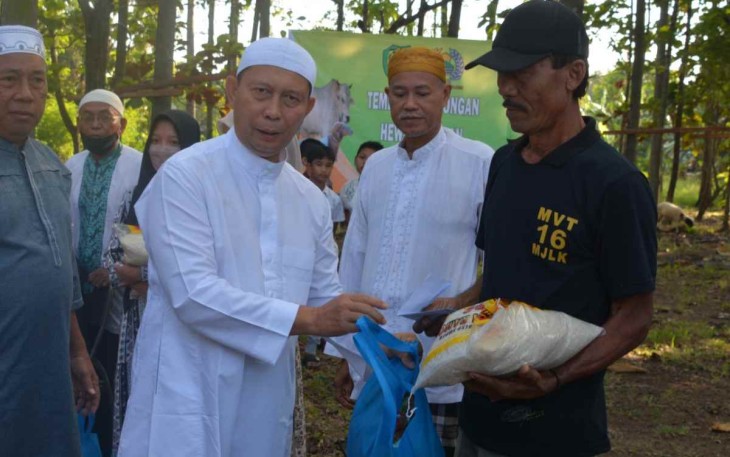 Danrem 063/SGJ saat memberikan daging kurban 