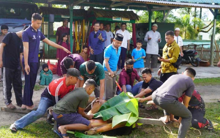 Penyembelihan hewan kurban di masjid Darul Mutakim Korem 121/Abw