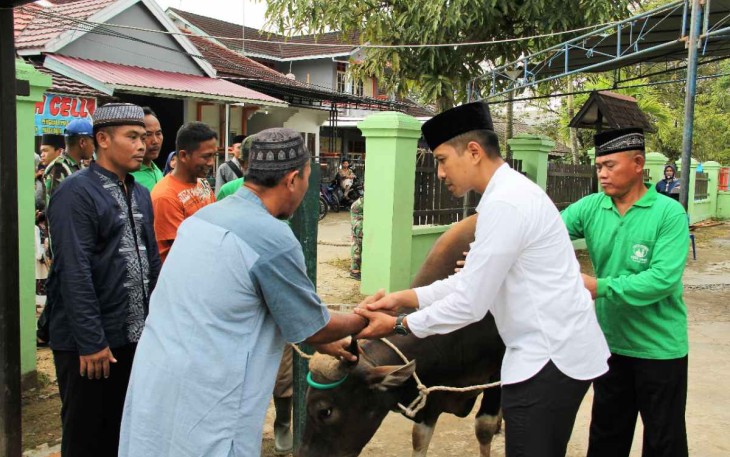 Dandim Kukar saat menyerahkan hewan qurban 
