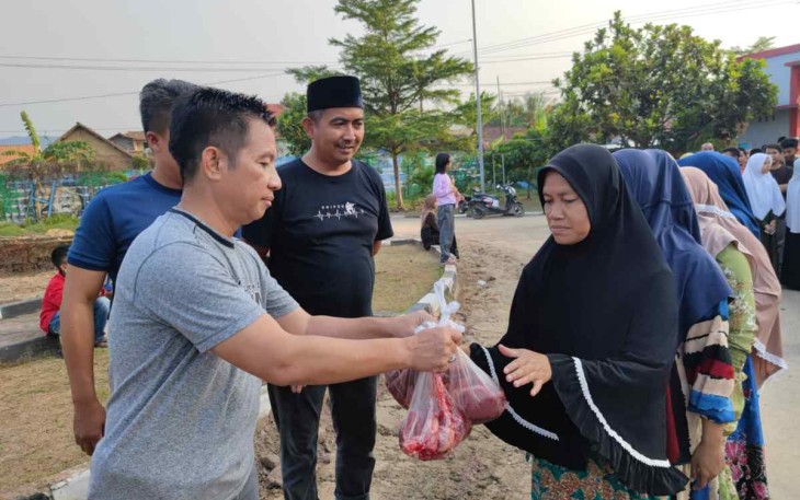 Warga saat menerima paket daging qurban lapas Cilegon 