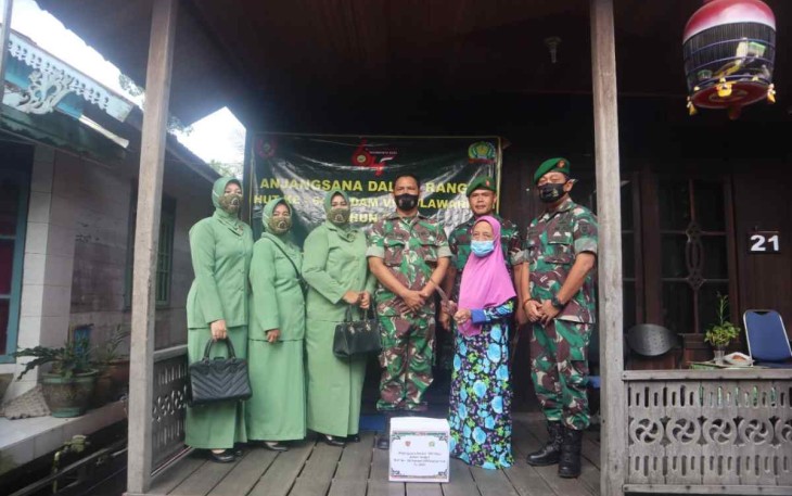 Kasdim 1001/HSU-BLG saat sambangi warakawuri di kediamannya 