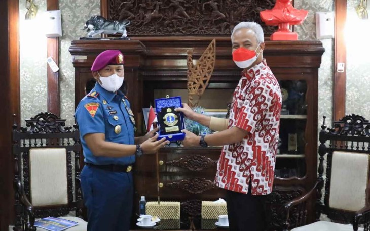 Gubernur Jateng saat menerima cenderamata dari Danlanal Semarang 