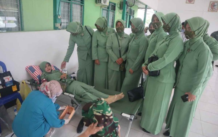 Donor darah prajurit dan Persit Kodim 1001/HSU-BLG 
