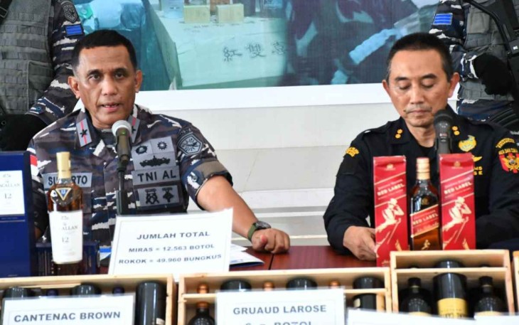 Danlantamal XII Pontianak saat konferensi pers penyelundupan miras