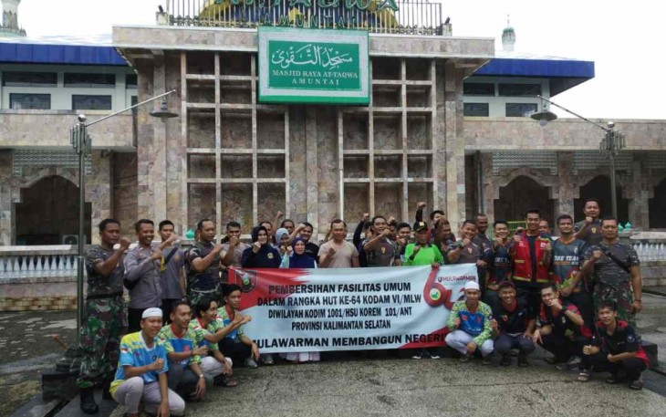 Foto bersama usai karya bakti bersihkan lingkungan masjid raya At Taqwa Amuntai