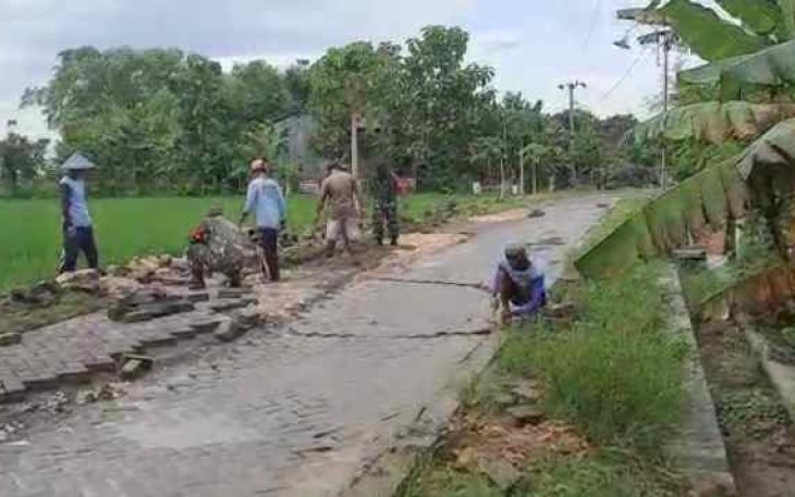 Pasang paving blok bersama warga binaan