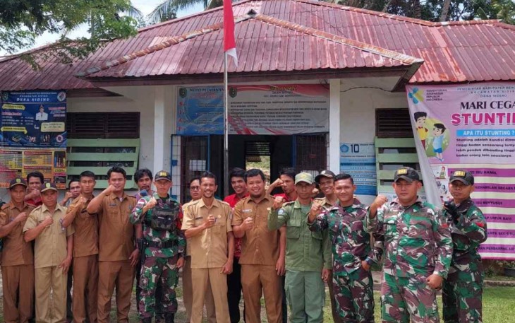 Foto bersama aparat desa Siding
