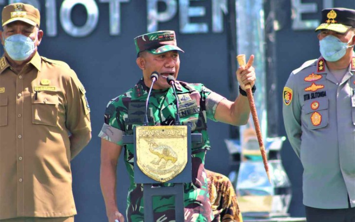 Pangdam Kasuari saat pengarahan apel bersama prajurit TNI Polri di Makodam