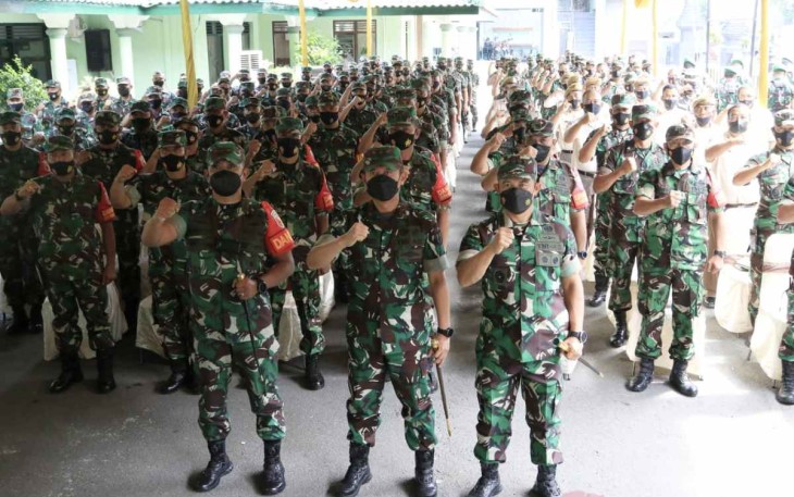 Pangdam V Brawijaya foto bersama prajuritnya di Kodim 0808/Blitar