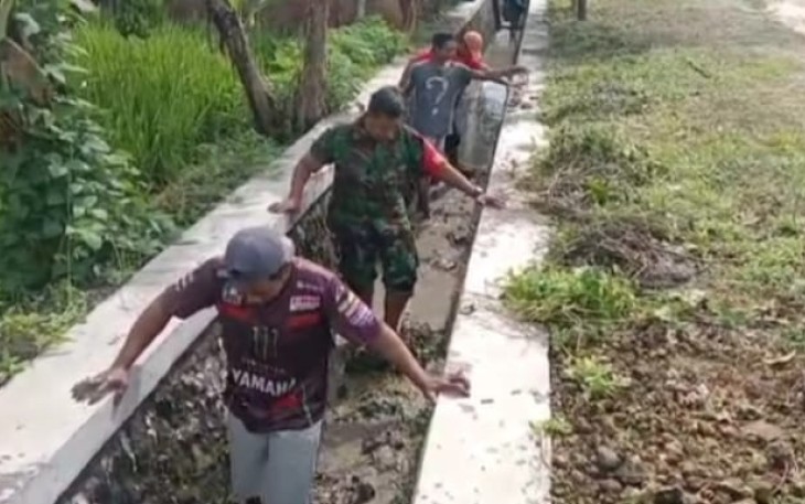 Berjibaku bersihkan selokan bersama warga binaan