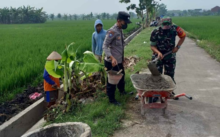 Bangun saluran irigasi bersama masyarakat binaan