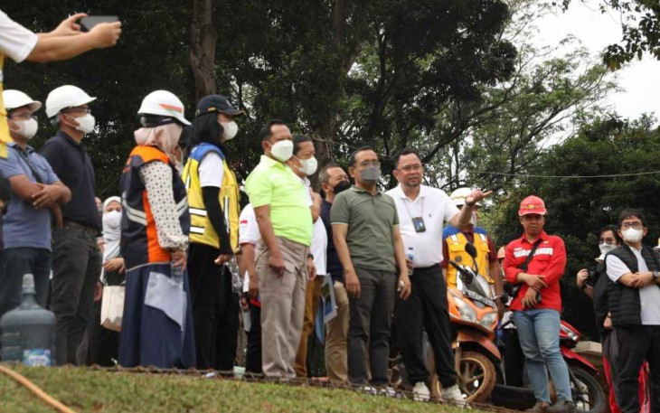 Mendagri (kaos hijau) saat meninjau revitalisasi TMII