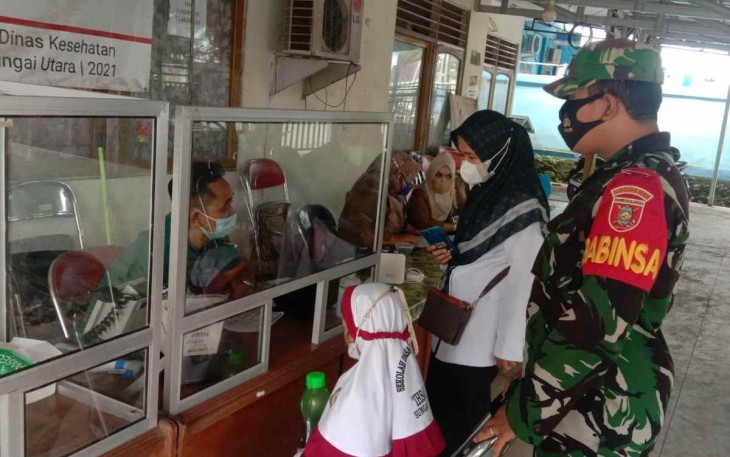 Praka Rohmatuah saat mendampingi vaksinasi warga binaan