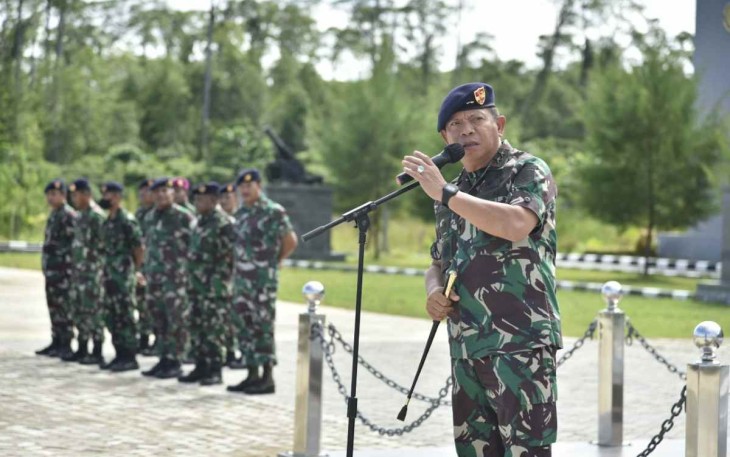 Pangkoarmada III saat memberikan arahan Prajurit dan PNS