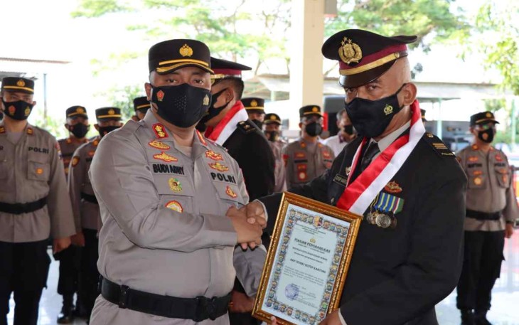 Kapolres Demak saat memberikan penghargaan 