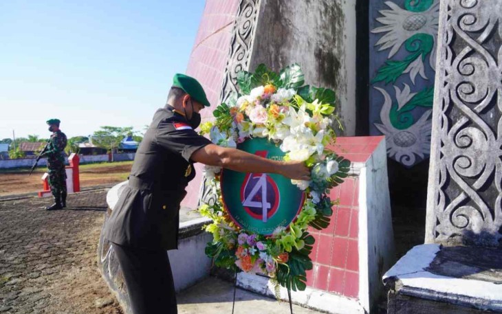 Danrem 121/Abw saat memberikan karangan bunga di TMP