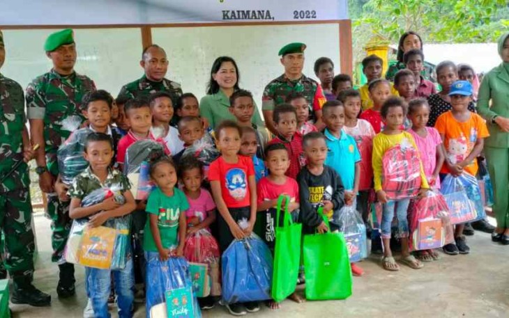 Pangdam Kasuari bersama anak-anak di Kodim 1804/Kaimana