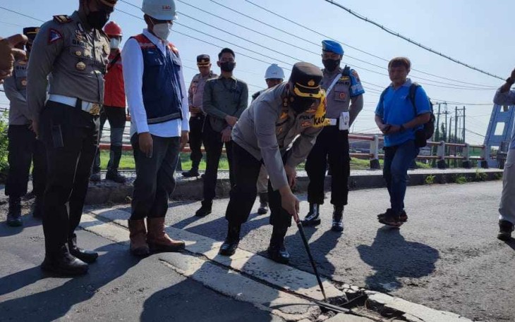 Kapolres Demak saat meninjau pembangunan jembatan 