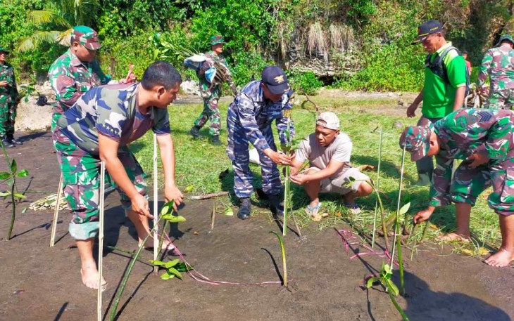 Tanam mangrove di pesisir pantai dusun Ngelo