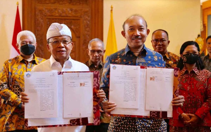 Pertemuan Gubernur Bali, I Wayan Koster (kiri), dan Rektor Universitas Pertamina (kanan) dalam rangka Penandatanganan Nota Kesepahaman, Bali, 2022.