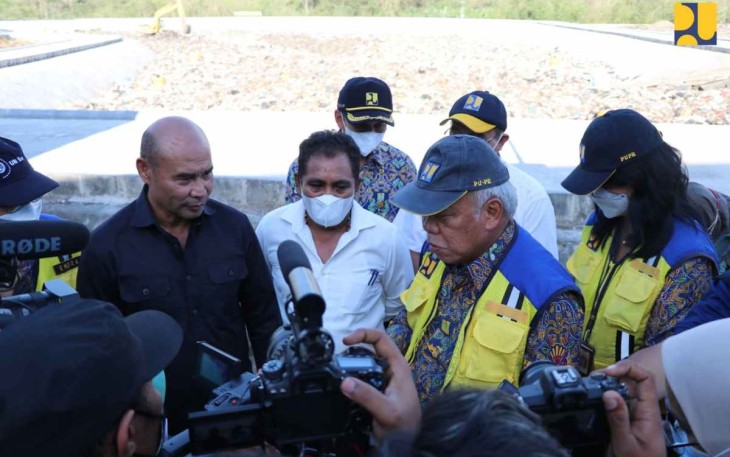 Menteri Basuki saat meninjau lokasi pembangunan pengolahan sampah di labuan bajo