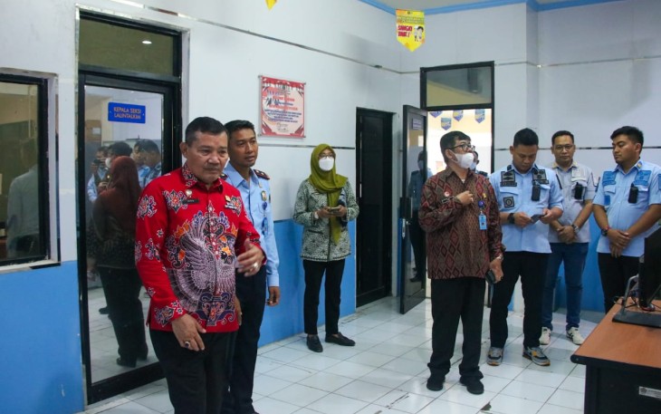 Icon Siregar (batik merah) saat kunjungi kantor Imigrasi Kelas II TPI Cilegon