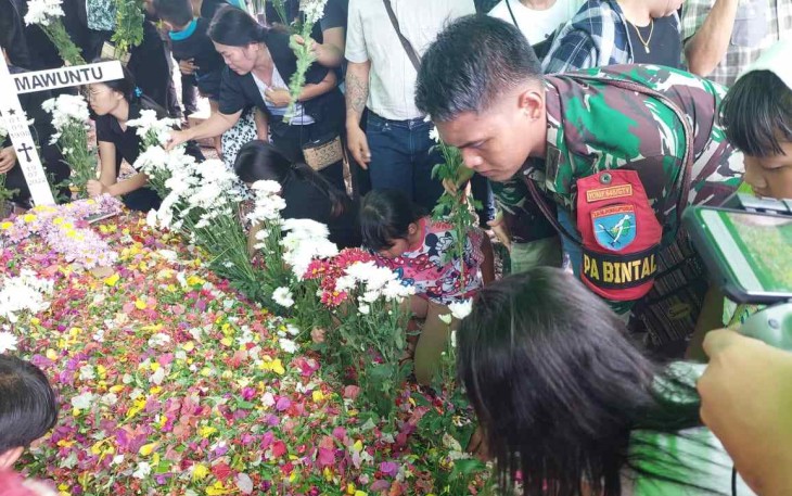 Bantu proses pemakaman warga perbatasan 