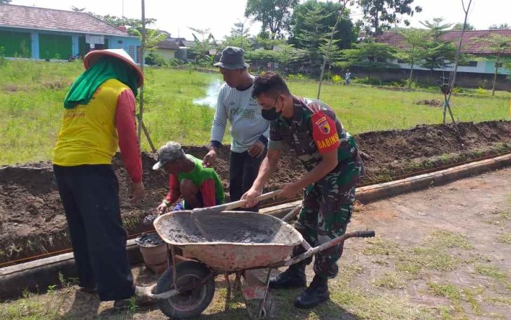 Gotong-royong membangun lapangan voli bersama warga binaan