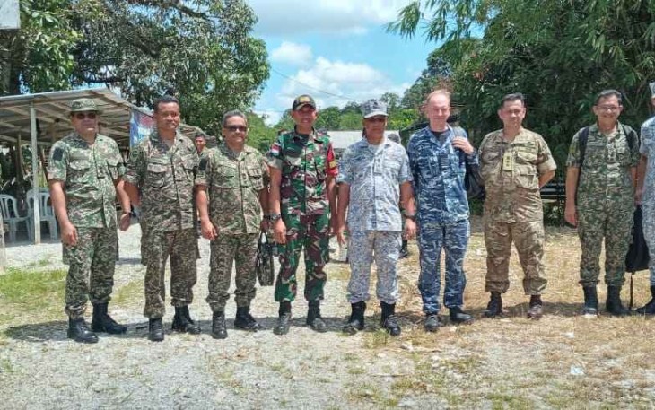 Satgas Yonif 645/Gty foto bersama Siswa Staff Defense College Malaysia di perbatasan 
